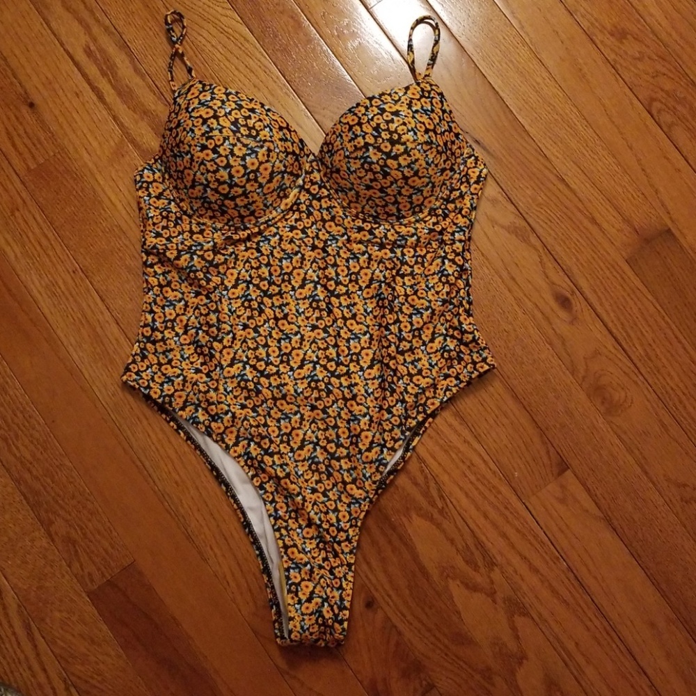 One peice bathing suit - Picture 2 of 7